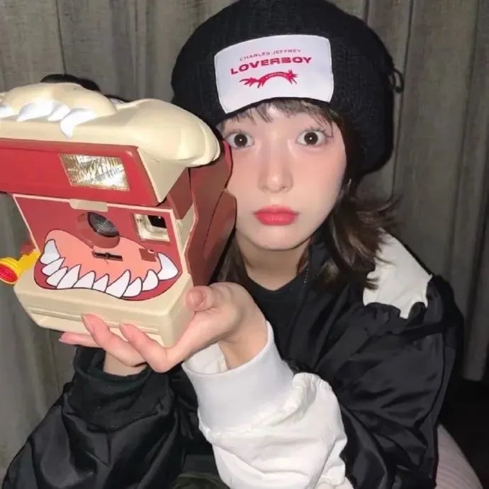 挥著翅膀的女孩封面